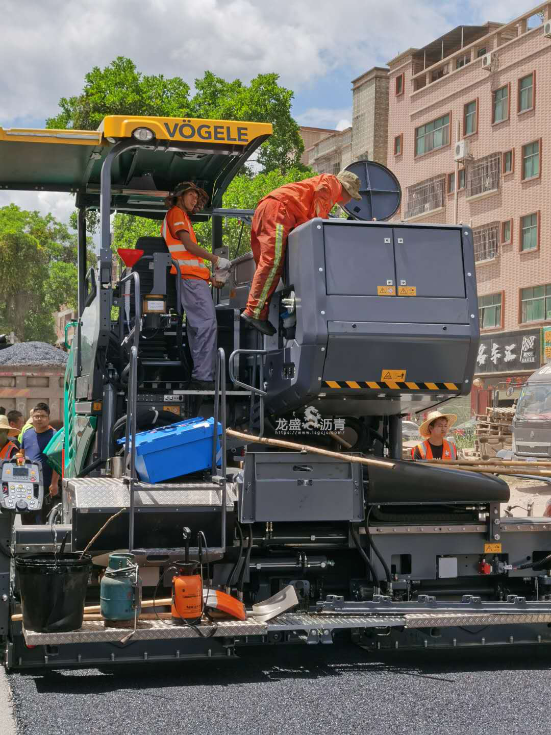 一,路面采用两台ltu120c摊铺机成梯队半幅全宽铺筑,靠分隔带的摊铺机