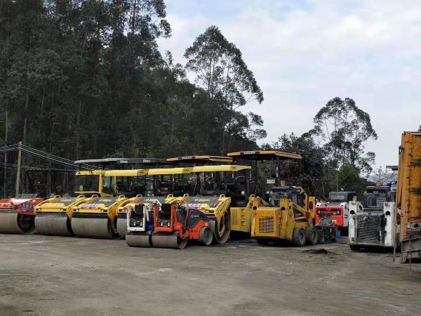 沥青钢轮压路机路面施工